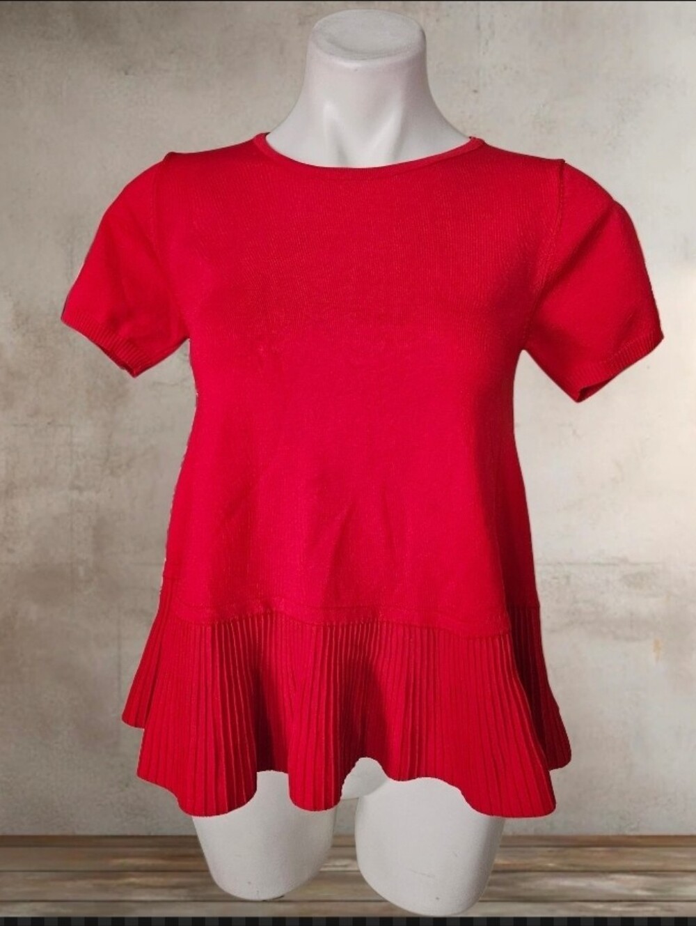 OGGO Red Short-Sleeve Pleated Hem Top Small
